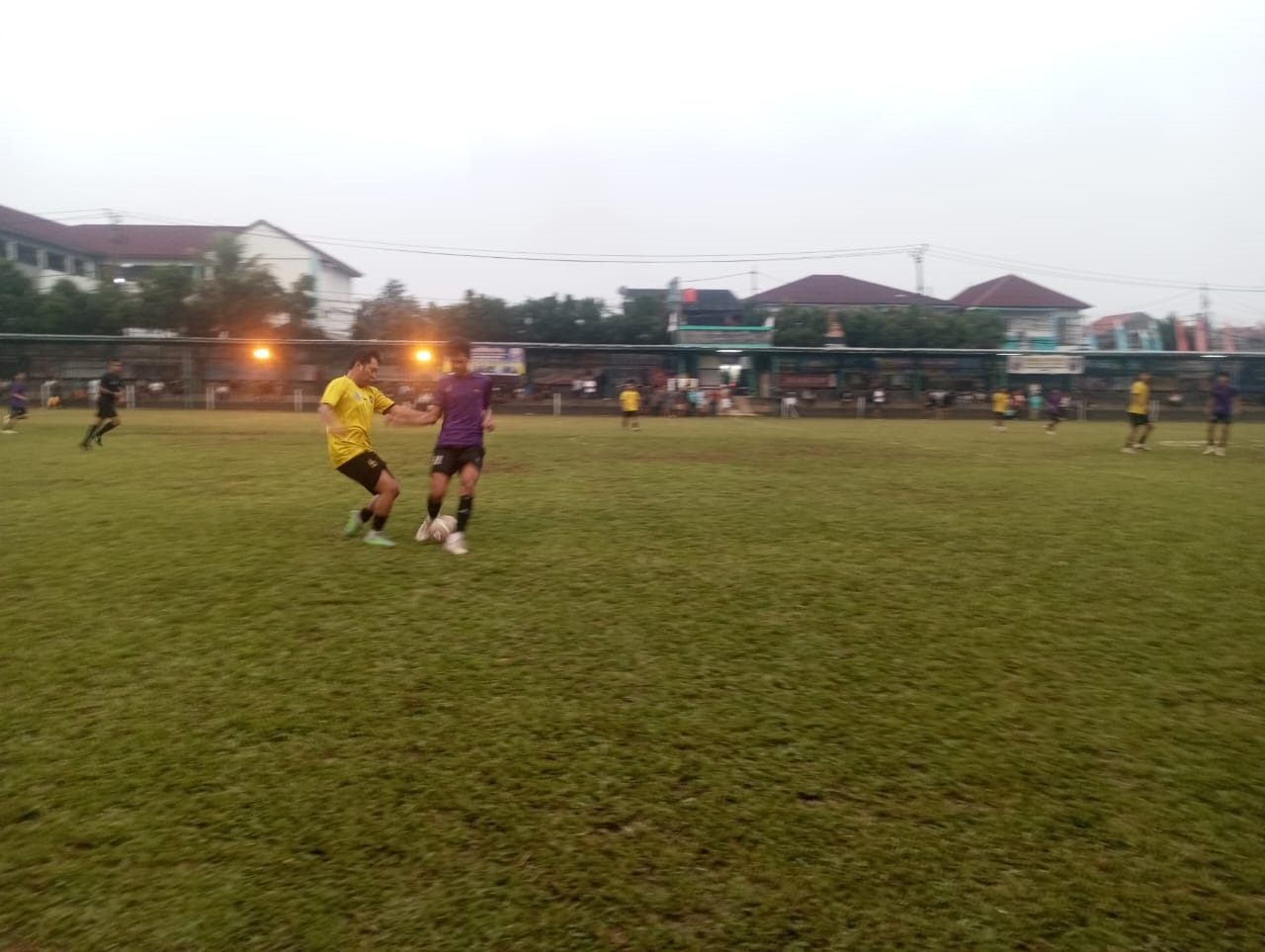 Pemain Praja Wibawa (kiri) berebut bola dengan pemain White Horse.(tangselpos.id).