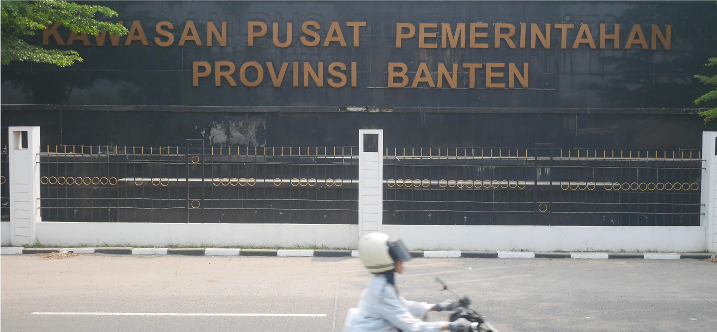 Pengendara sepeda motor melintas depan Kawasan Pusat Pemerintahan Provinsi Banten, di Jalan Syekh Nawawi Al-Bantani, Kecamatan Curug, Kota Serang.(Ari Supriadi-tangselpos.id)