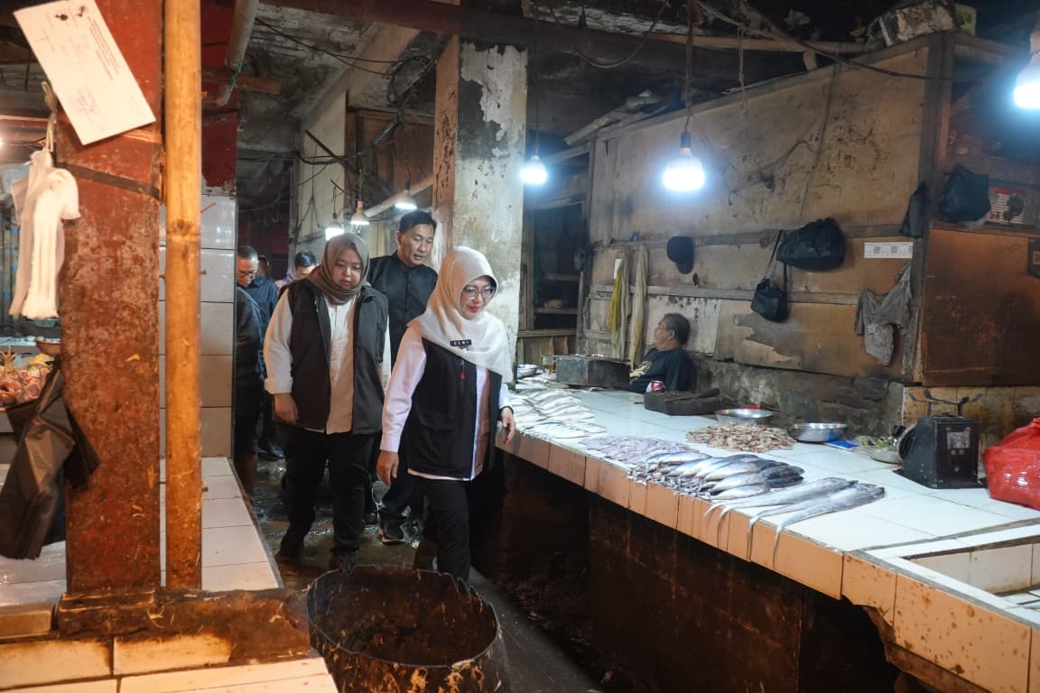 Bupati Dewi Setiani, saat mendampingi perwakilan Kementerian Perdagangan dan Kementerian Pekerjaan Umum, saat meninjau Pasar Pandeglang, Kamis (23/4/2026).(Istimewa)