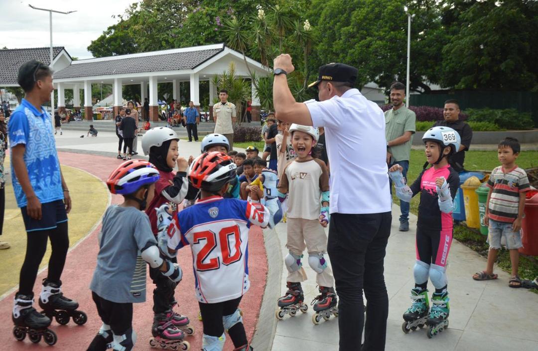 Bupati Lebak, Mochamad Hasbi Asyidiki Jayabaya memberikan motivasi kepada para atlet sepatu roda saat meninjau fasilitas publik di Alun-alun Rangkasbitung, Kamis (9/4/2026).(Istimewa)