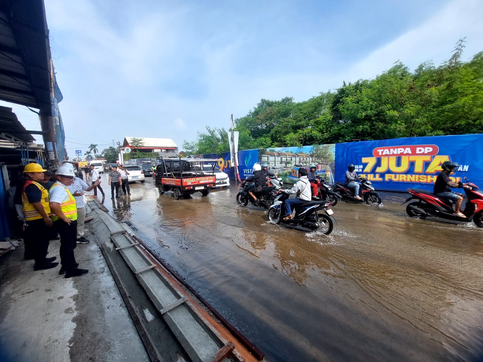 Wakil Wali Kota Tangsel, Pilar Saga Ichsan saat meninjau sejumlah titik banjir, Rabu (22/4). Foto : Ist