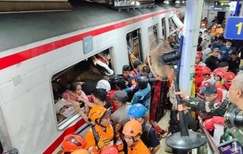 Tabrakan kereta di Stasiun Bekasi Timur. Foto : Ist
