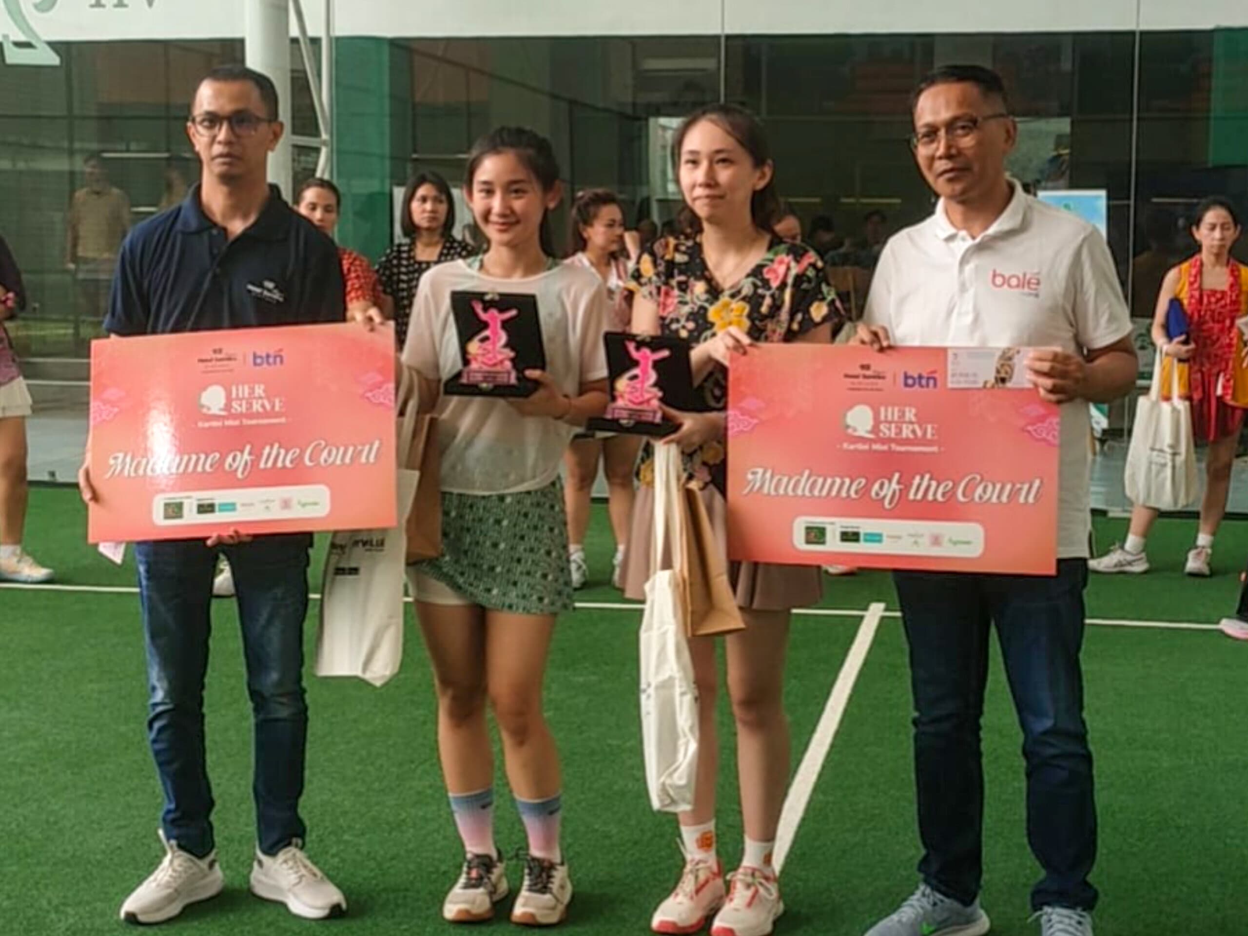 Penyerahan hadiah kategori “Madame of the Court” pada turnamen Her Serve – Kartini Mini Padel Tournament di El Padel Bintaro, Tangerang Selatan, Sabtu (26/4/2026). (tangselpos.id/lim)