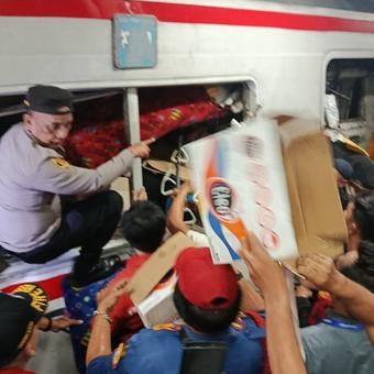 Petugas sedang menyelamatkan korban tabrakan kereta api di Stasiun Bekasi Timur. Foto : Ist