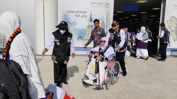 Jamaah Haji lansia sedang mendapatkan bantuan dari Petugas Haji. Foto : Ist