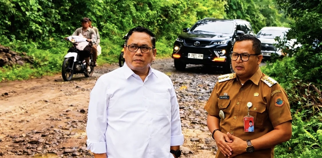 Wabup Amir didampingi Camat Lebakgedong, sedang meninjau kondisi Jalan Gunung Julang, Desa Lebaksitu, Kecamatan Lebakgedong, Kabupaten Lebak, kemarin.