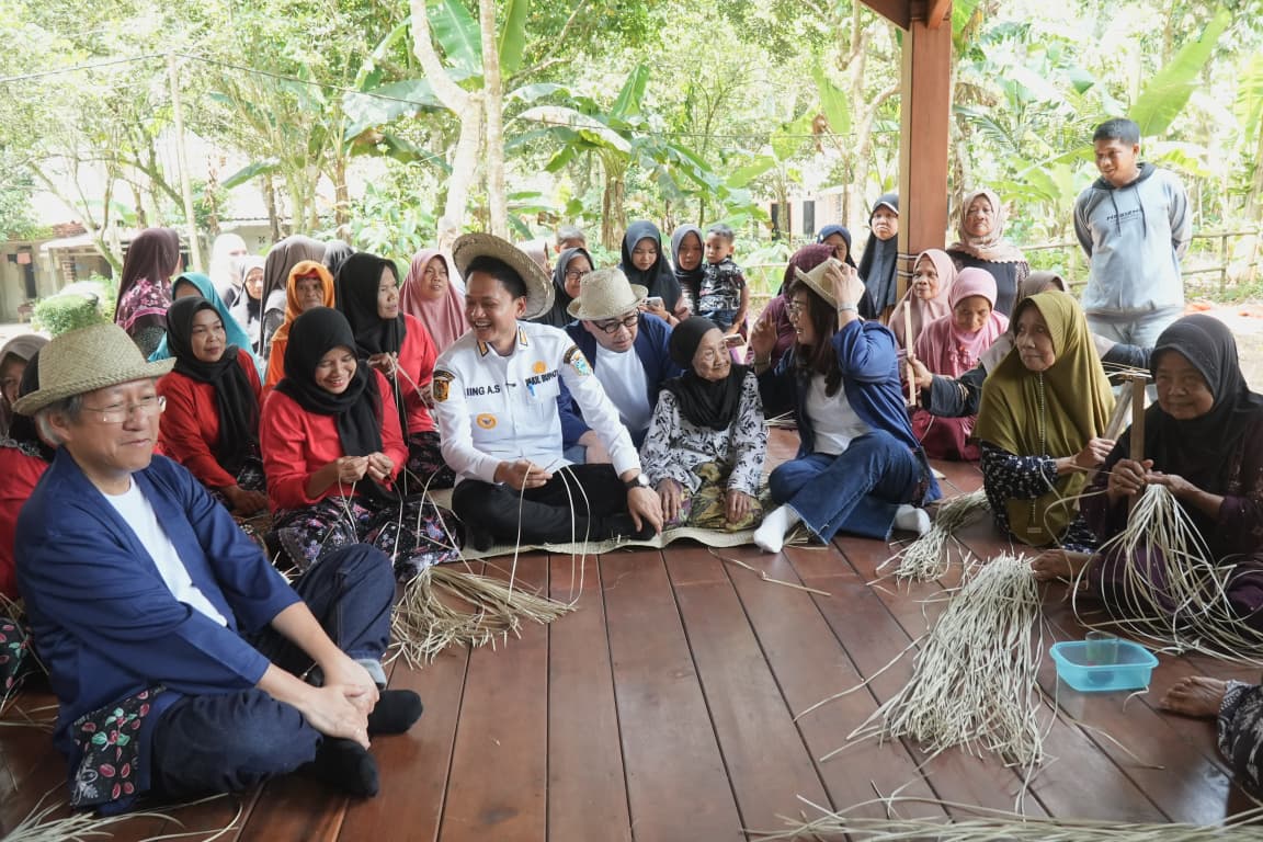 Wakil Bupati Pandeglang, Iing Andri Supriadi didampingi Direktur FIFGROUP, Esther Sri Harjati, di sentra pembuatan anyaman pandan di Desa Bandung, Kecamatan Banjar, Kamis (2/4/2026).(Istimewa)