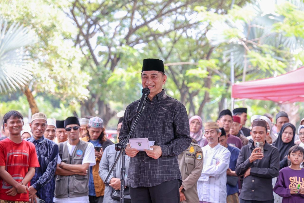 Wagub Dimyati Natakusunah saat melepas ratusan santri asal Provinsi Banten menuju Pondok Pesantren Lirboyo, Kediri. Foto : Ist