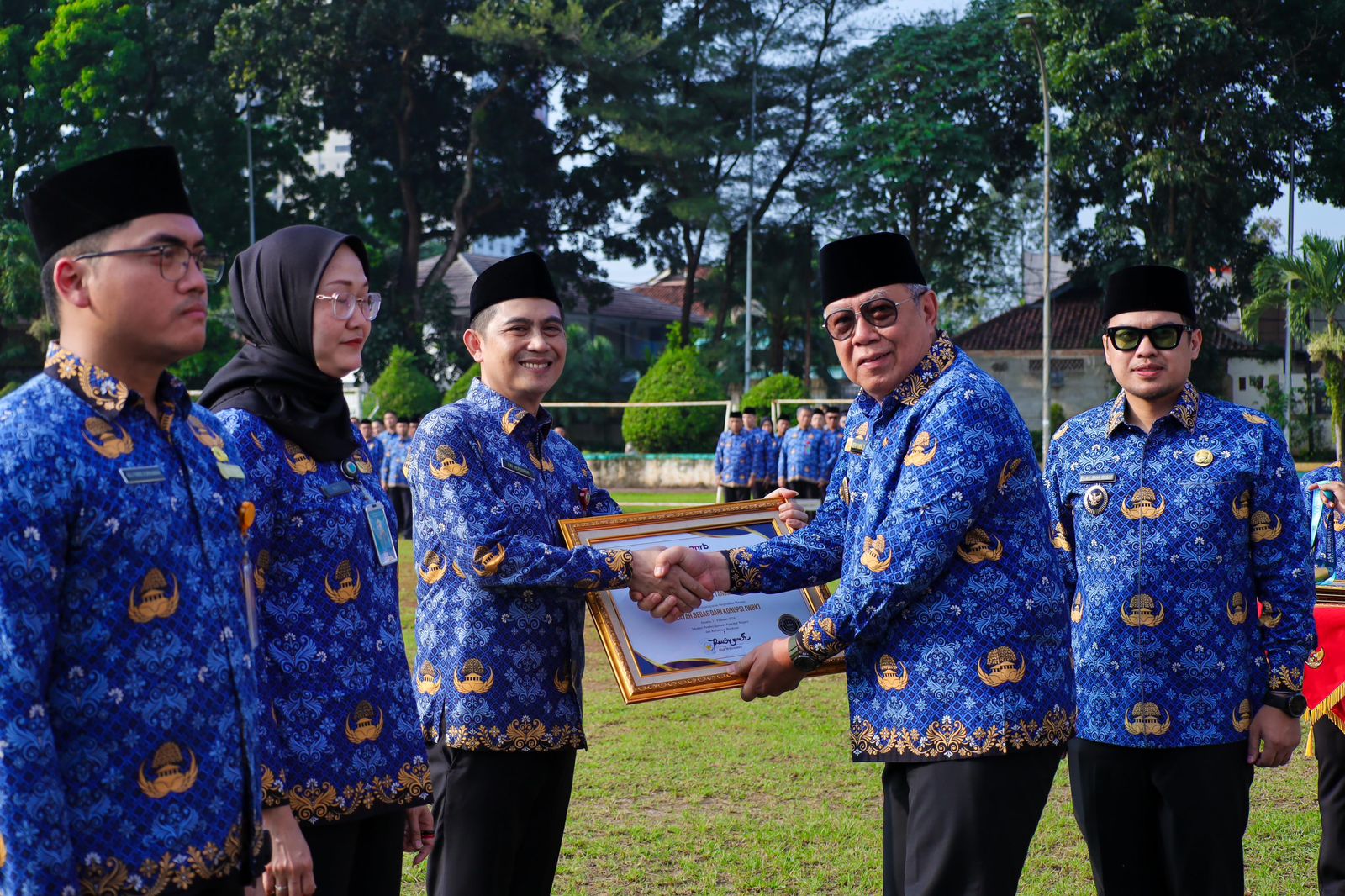 Wali Kota Tangsel, Benyamin Davnie saat menyerahkan penghargaan kepada Kepala Bapenda Tangsel, Eki Herdiana di sela-sela apel Hari Kesadaran Nasional di Cilenggang, Senin (20/4)