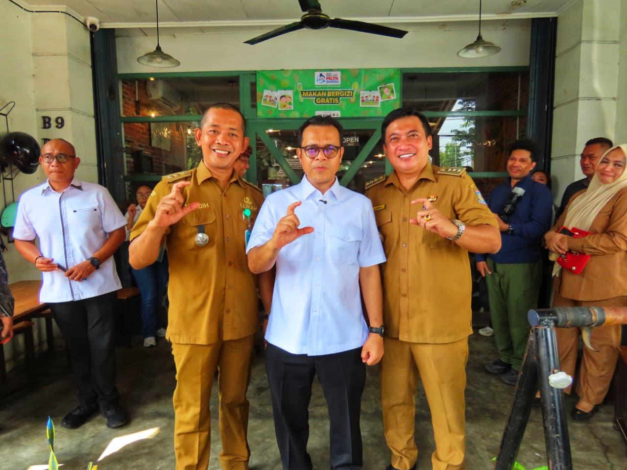 Wamen Komdigi, Nezar Patria saat mengunjungi pelaksanaan pemberian MBG di SKh Negeri 01 Kota Tangsel di Pondok Aren