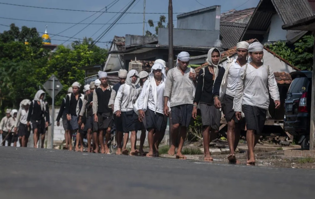 Warga Baduy jalan kaki ke kantor Gubernur tanpa alas kaki. Foto : Ist