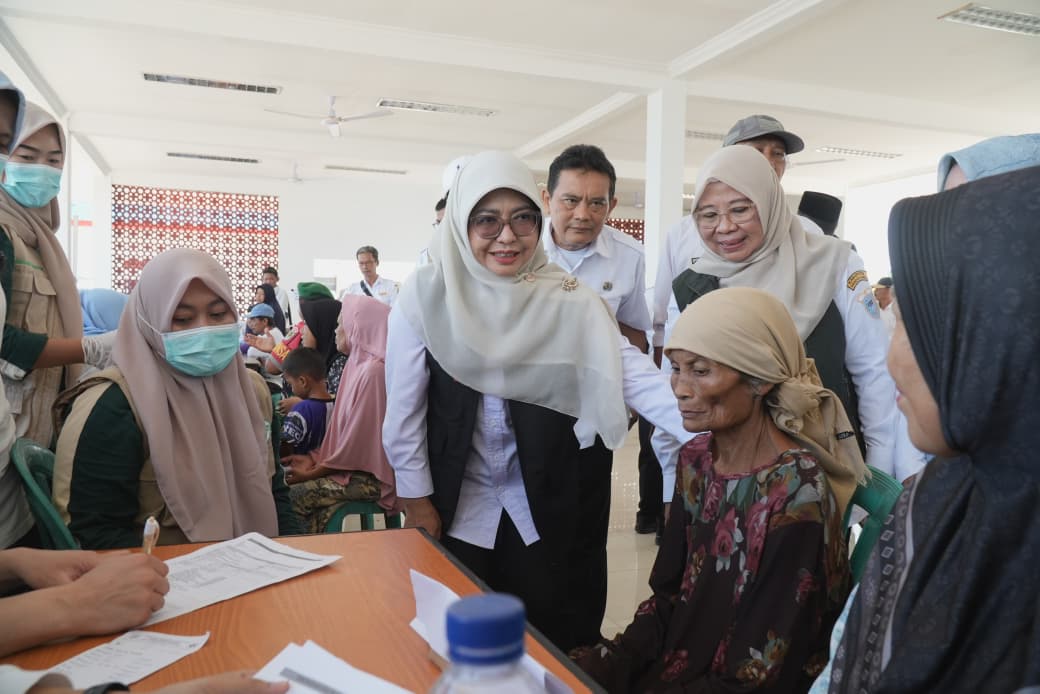 Bupati Pandeglang, Raden Dewi Setiani meninjau pelaksanaan baksos di Kampung Nelayan Merah Putih, Desa Cikiruh Wetan, Kecamatan Cikeusik, Rabu (15/4/2026).(Istimewa)