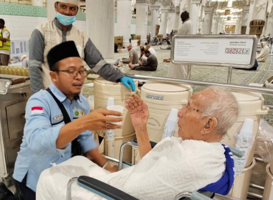 Petugas Haji membantu jamaah lansia yang memerlukan bantuan. Foto : Ist
