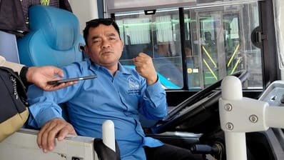 Muhammad Sardi warga asal Baten yang sudah menjadi sopir bua selama 15 tahun di Makkah. Foto : Ist
