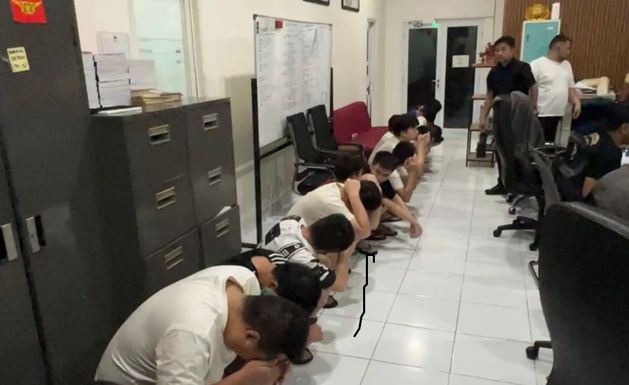 sindikat penipuan daring berkedok cinta alias love scamming. Para WNA itu diamankan dari sebuah apartemen di Kecamatan Teluknaga, Kabupaten Tangerang, Jumat (8/5) malam.