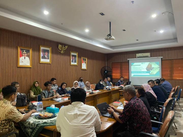 PELATIHAN. Suasana Pelatihan 20 LPK Swasta di Gedung Disnaker Kota Tangerang, Senin (11/5).