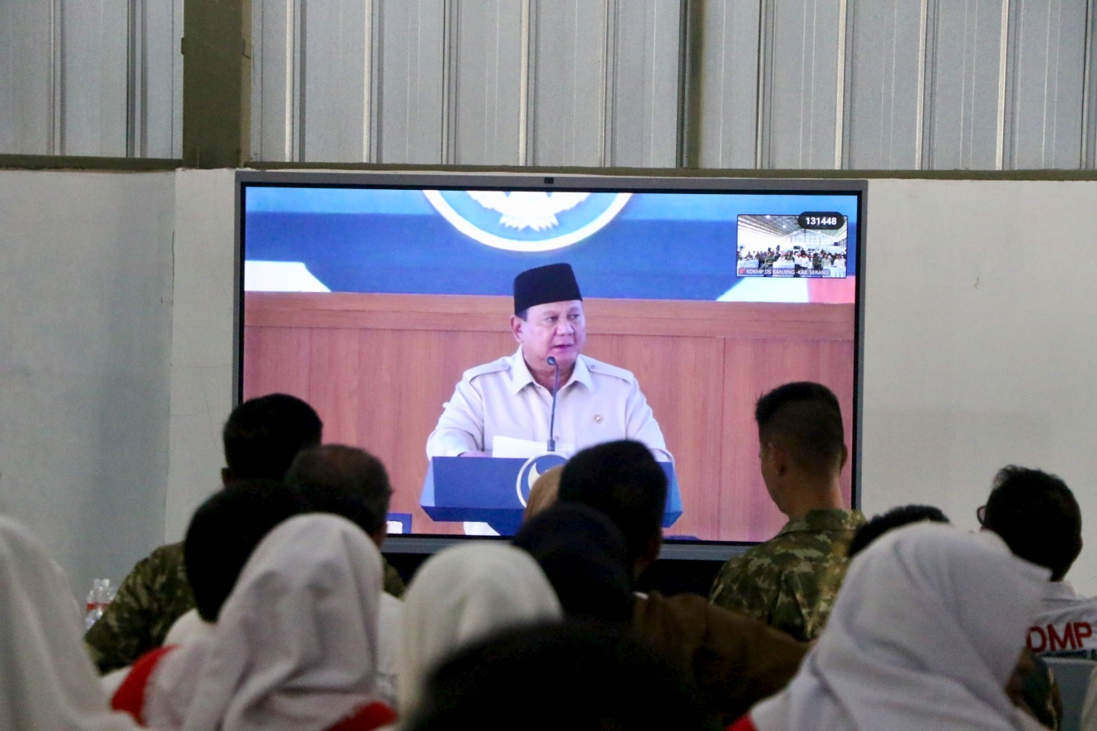 Bupati Serang Ratu Rachmatuzakiyah menyaksikan Presiden RI Prabowo Subianto meresmikan 1.061 Koperasi Desa/Kelurahan Merah Putih (KDMP/KKMP) di Kabupaten Nganjuk, Jawa Timur pada Sabtu (16/5) melalui zoom meeting, di KDMP Desa Ranjeng, Kecamatan Ciruas. HUMAS PEMKAB SERANG