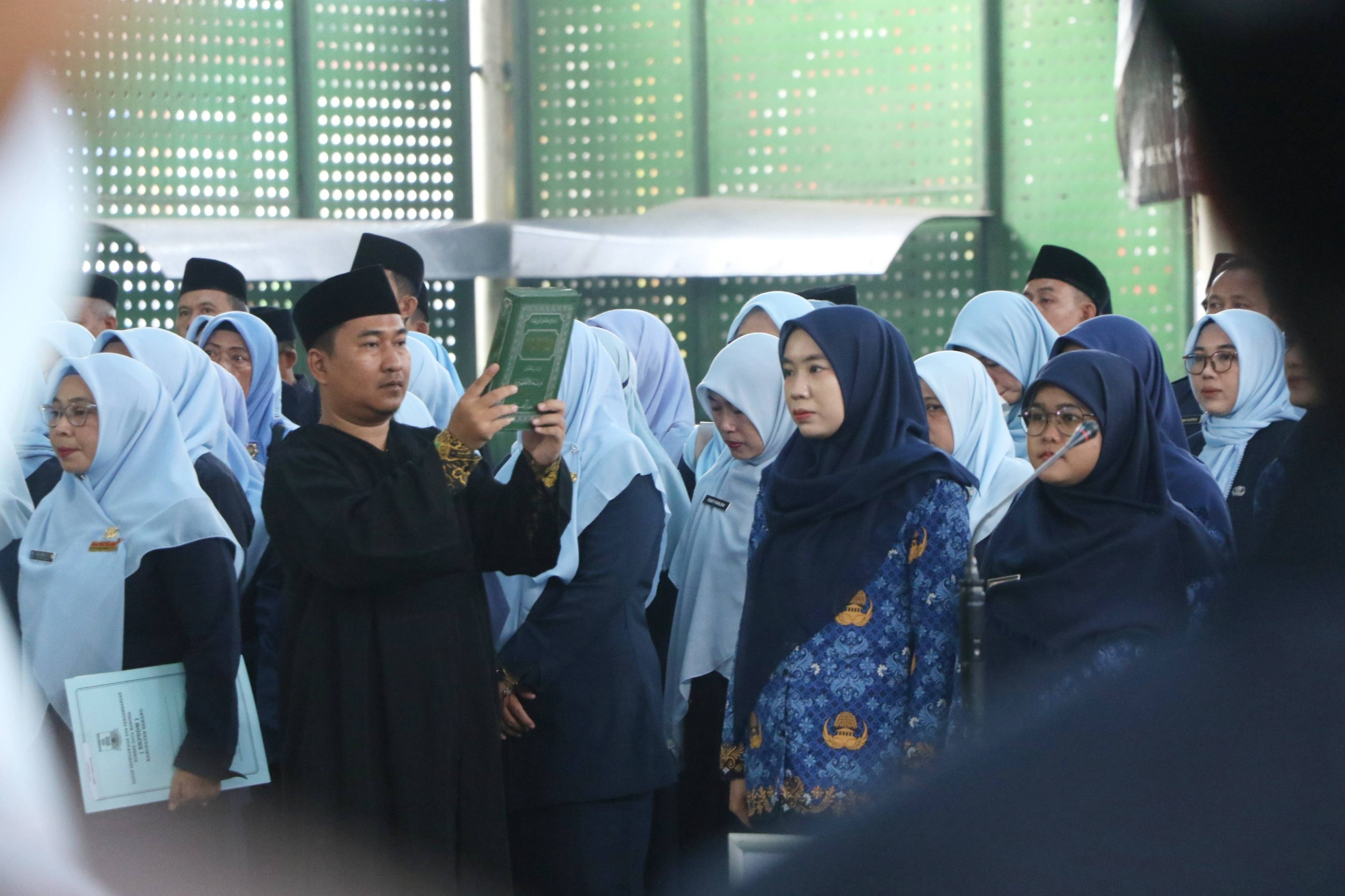 Ratusan Kepala Sekolah Dasar dan Kepala Sekolah Menengah Pertama mengucap sumpah jabatan usai menerima SK dari Bupati Serang Ratu Rachmatuzakiyah, di Lapangan Tenis Indoor Setda, Kamis (7/5). HUMAS PEMLAB SERANG