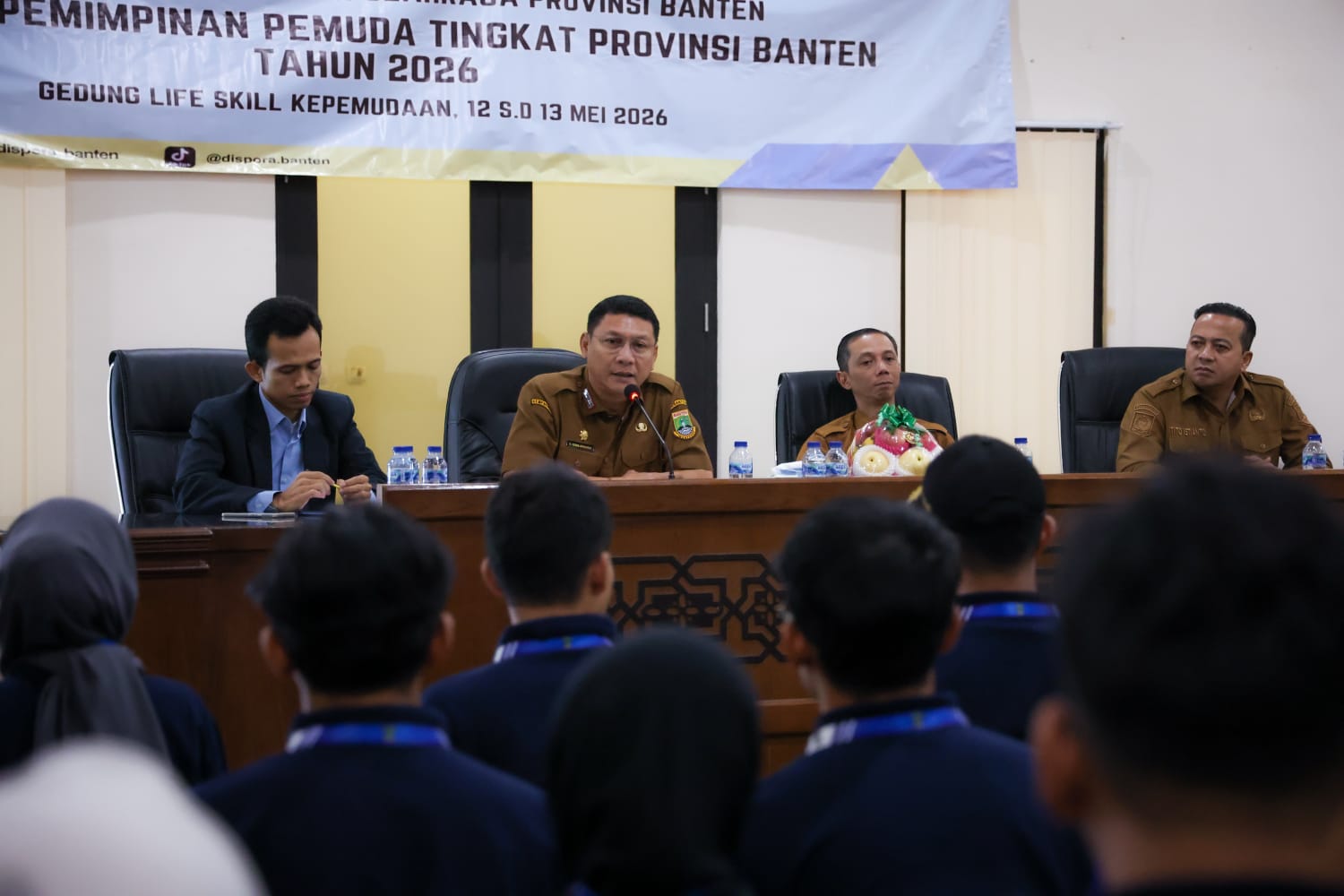 Sekda Banten Deden Apriandhi hadiri pelatihan kepemimpinan dan pembentukan karakter bagi 50 pemuda dari berbagai organisasi kepemudaan, di Kawasan Life Skill Kepemudaan Pemprov Banten, Kelurahan Sukajaya, Kecamatan Keroncong, Kabupaten Pandeglang, Selasa (12/5). BIRO ADPIM PEMPROV BANTEN