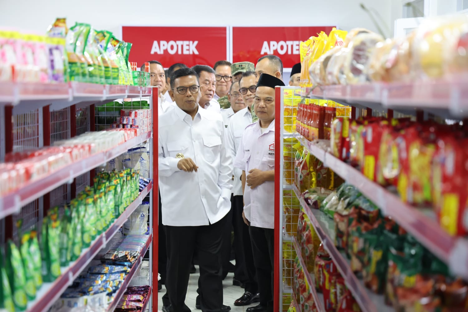 Gubernur Andra Soni saat peresmian operasionalisasi Koperasi Merah Putih secara virtual di Gerai Koperasi Desa Merah Putih (KDMP) Ciakar, Kecamatan Panongan, Kabupaten Tangerang, Sabtu (16/5/2026). Foto : Humas Pemprov