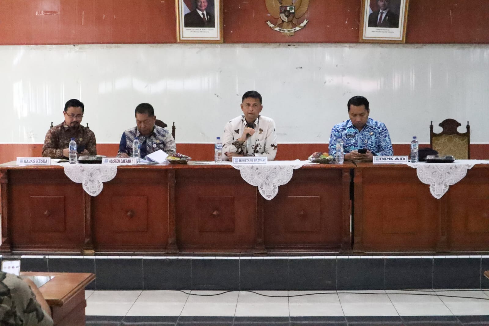 Asisten Daerah (Asda) I Bidang Pemerintahan dan Kesra Kabupaten Serang, Syamsuddin memimpin Rapat Finalisasi Persiapan Kegiatan Pemotongan Hewan Kurban 1.000 Domba Serentak di Kabupaten Serang di Aula Tb. Suwandi Setda Kabupaten Serang pada Kamis (21/5). HUMAS PEMKAB SERANG