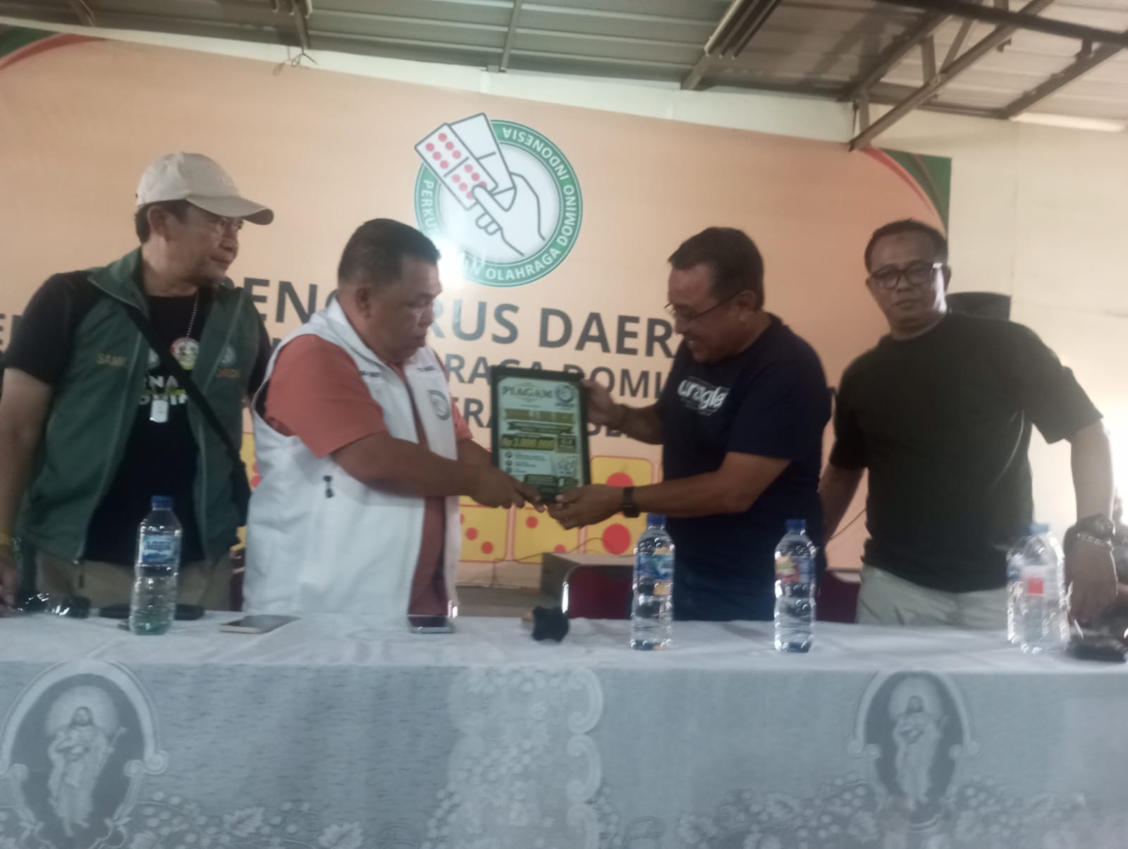 Ketua Umum PORDI Kota Tangsel, H Robert Usman menyerahkan piagam laga persahabatan kepada Ketua Umum PORDI Kota Bekasi, Syaherallaayali, Sabtu (09/05/2026).(tangselpos.id).