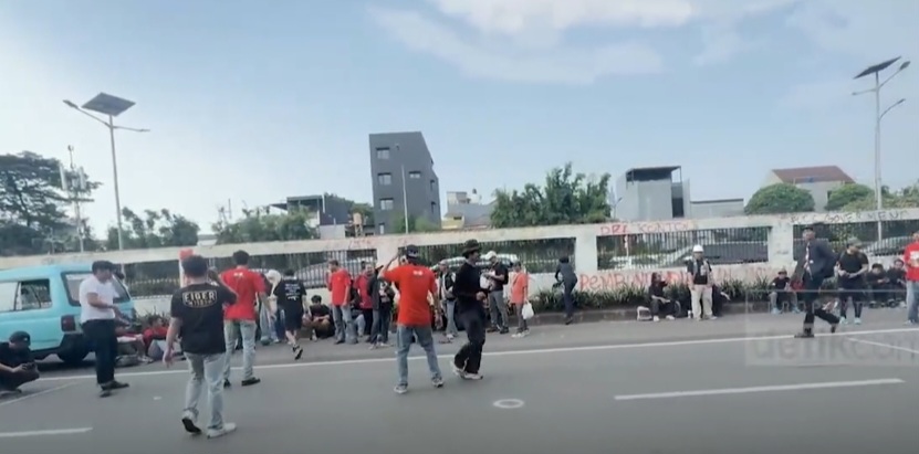 Peserta Hari Buruh main bola di depan Gedung DPR. Foto : Ist