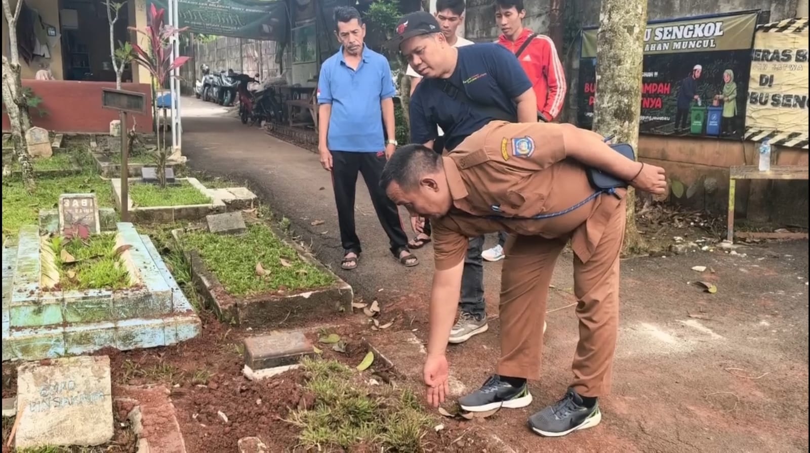 Sekretaris Kelurahan Muncul, Muhammad Ali saat menjelaskan kasus pembongkaran makam.