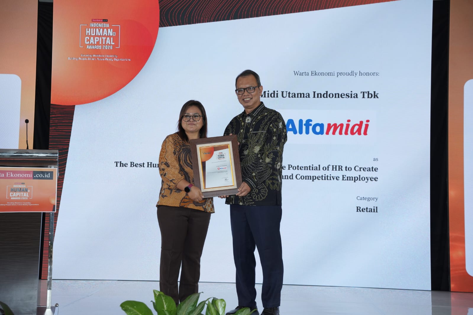 Alfamidi menerima penghargaan Indonesia Human Capital Award 2026 yang diterima oleh Human Capital General Manager Alfamidi, Christiana. Foto : Ist
