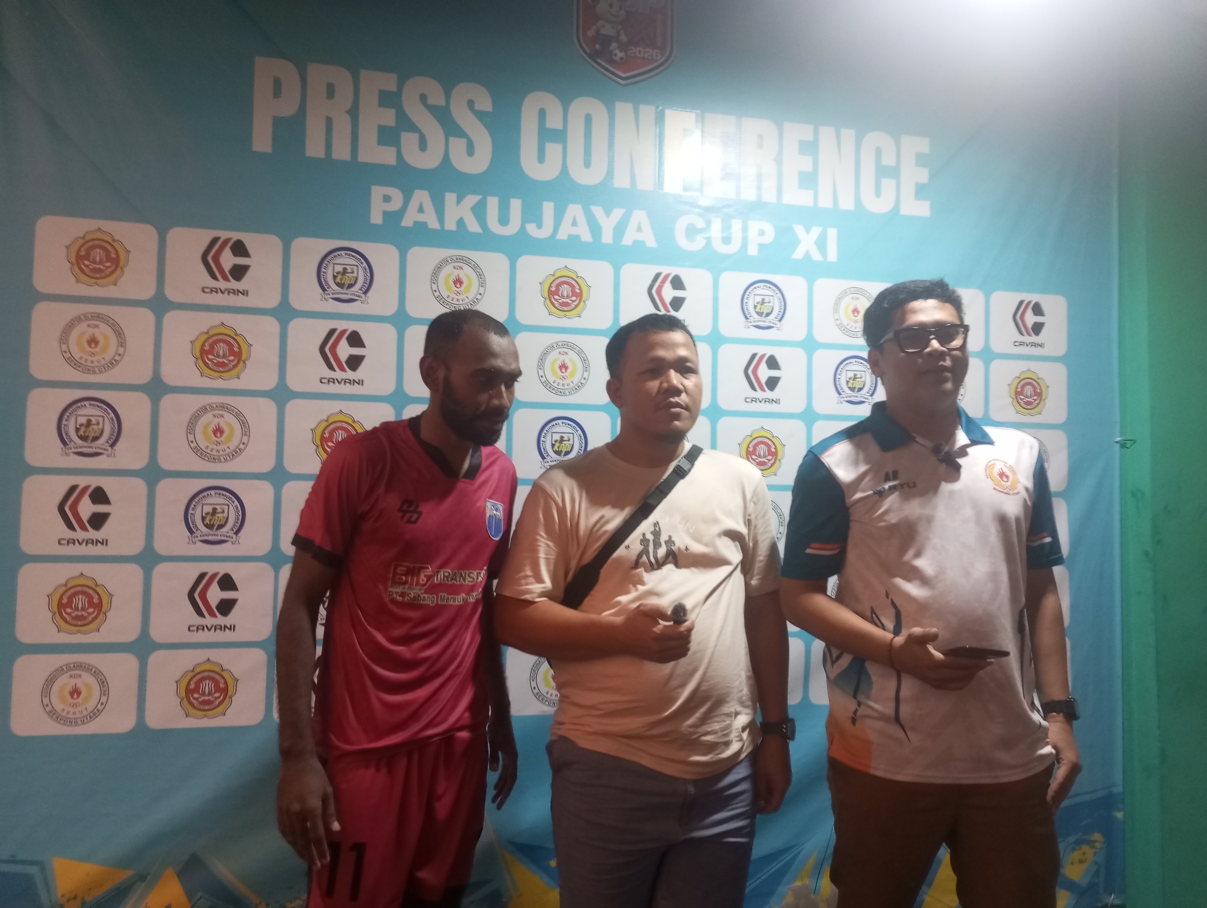 Ibrahim Kosepa (kiri) bersama Pemilik Alma FC, Ali Impron dan host Pakujaya Cup XI, Rizky saat jumpa pers usai laga pada Selasa (26/05/2036).(tangselpos.id).
