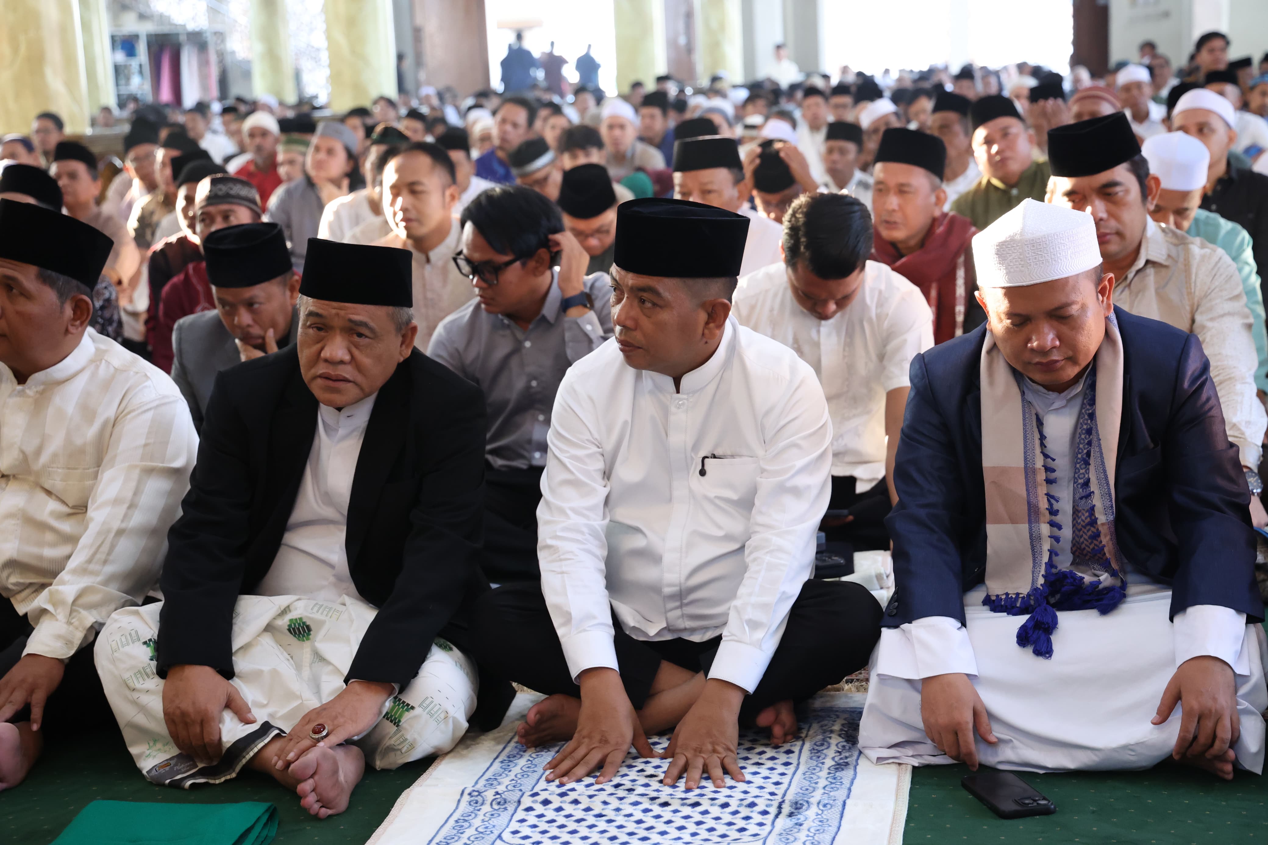 Gubernur Andra Soni melakukan Salat Ied Adha 2026 bersama masyarakat Kreo, Kecamatan Larangan, Kota Tangerang, di Masjid Al Mubarok, Rabu (27/5/2026). Foto : Humas Pemprov