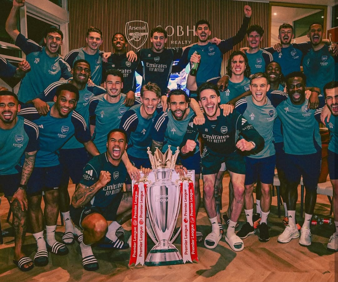 Skuad Arsenal rayakan kemenangan. Foto : Ist