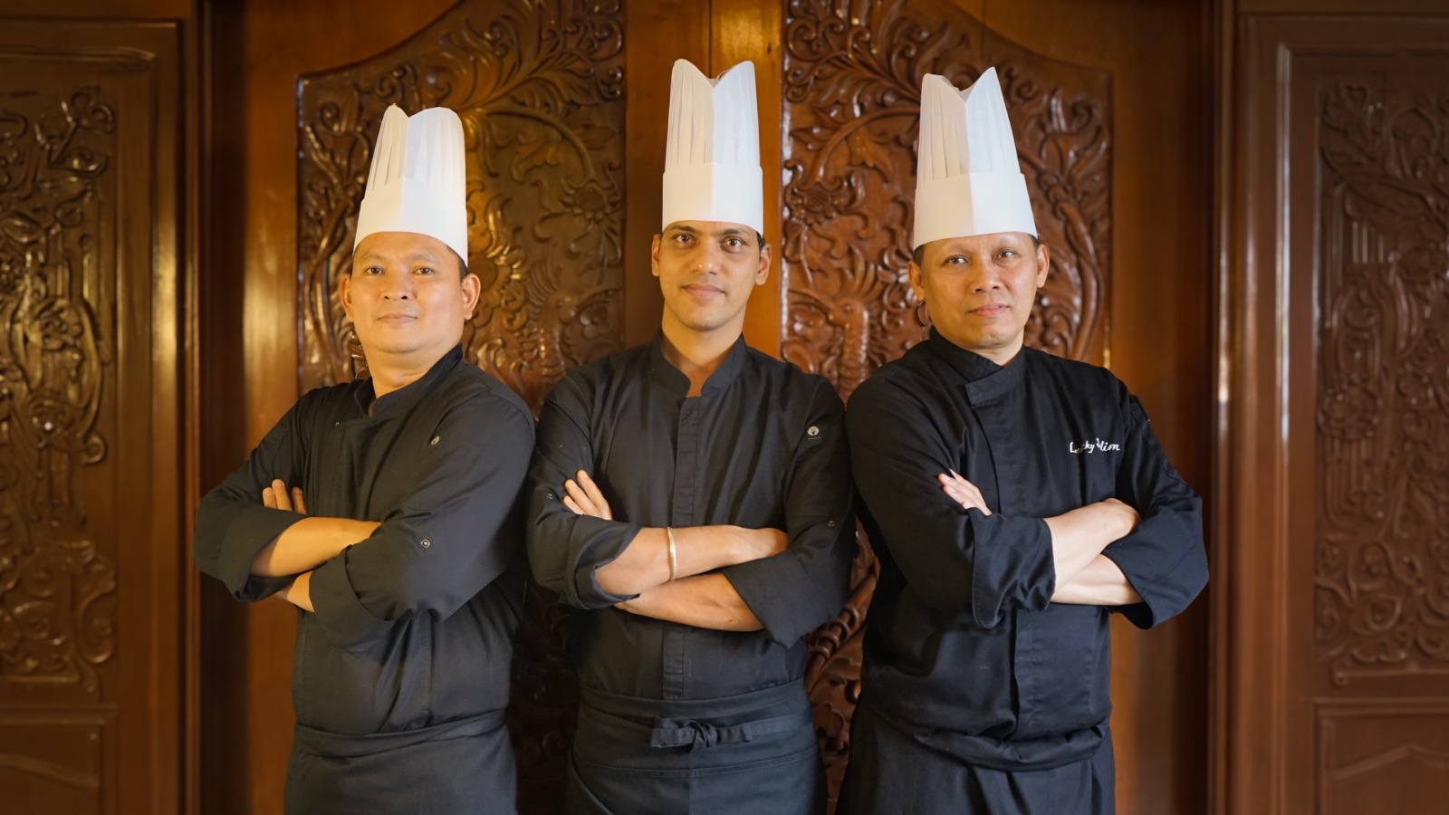 Chef Dhan Singh, Chef Lucky Agusman Salim, dan Chef Bandiono Abdulloh memperkuat pengalaman kuliner di ARYADUTA Lippo Village dengan sajian khas Indonesia modern dan masakan India autentik. (Dok. Aryaduta)