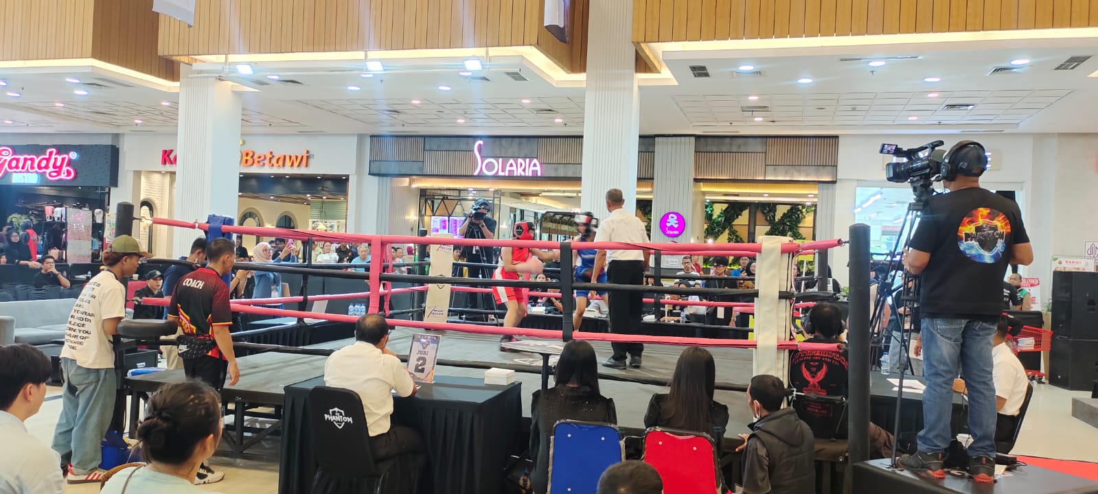 Dentuman pukulan dan sorak sorai penonton mengguncang area Mall Teras Kota, Serpong, Minggu (17/5).