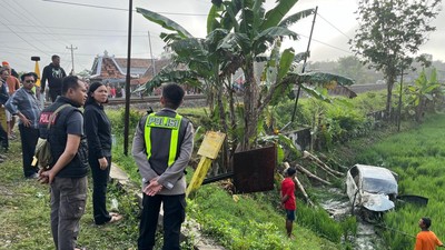 Avanza yang tertabrak KA Argo Bromo di Grobogan Jawa Tengan. Foto : Ist