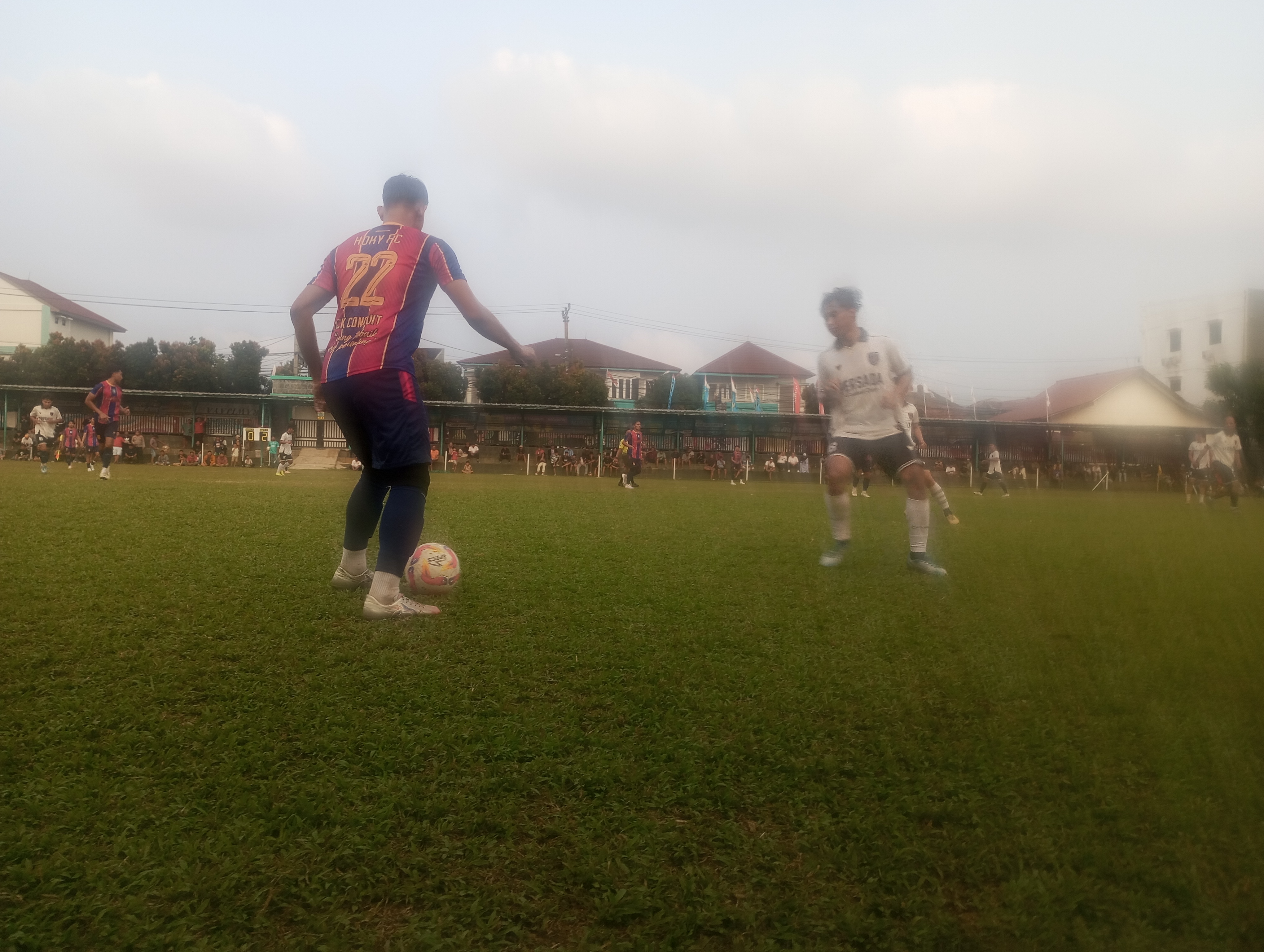 Pemain Hoky FC (kiri) coba melewati pemain Persada pada laga Senin (18/05/2026).(tangselpos.id).