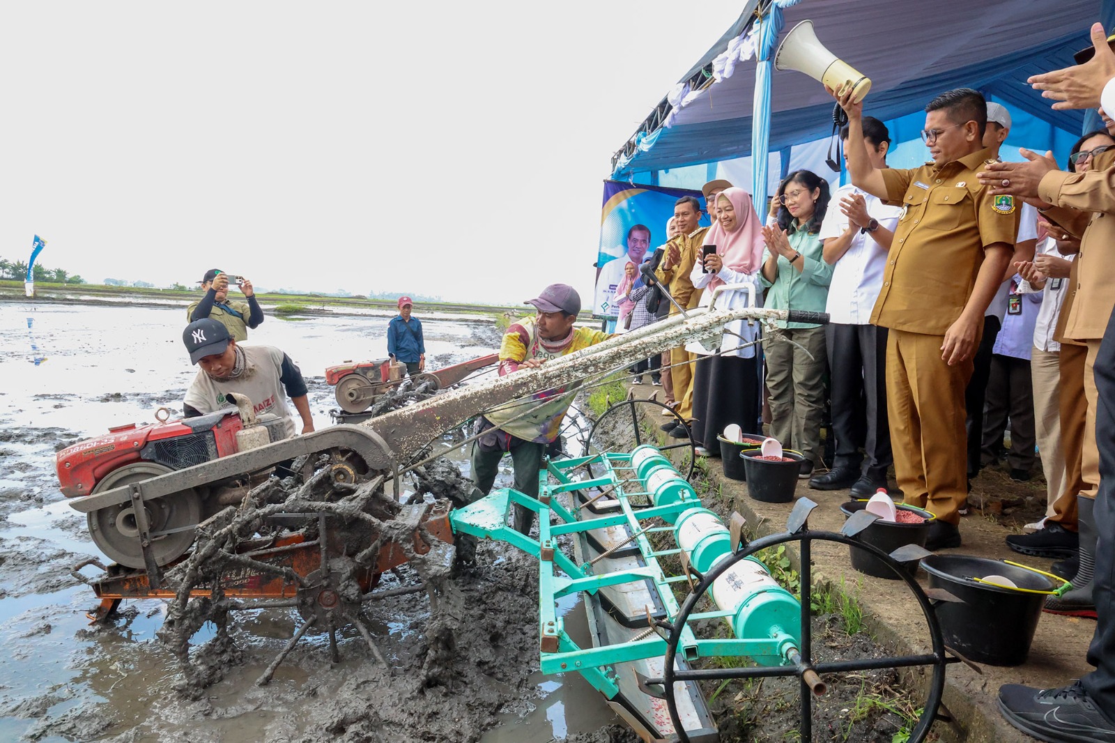 Gubernur Banten Andra Soni saat menghadiri kegiatan Tanam Perdana Pertanian modern Advanced  Agriculture System yang diinisiasi oleh Kementerian Pertanian di Kelurahan margaluyu, Kecamatan Kasemen, Kota Serang,  Selasa (5/5).