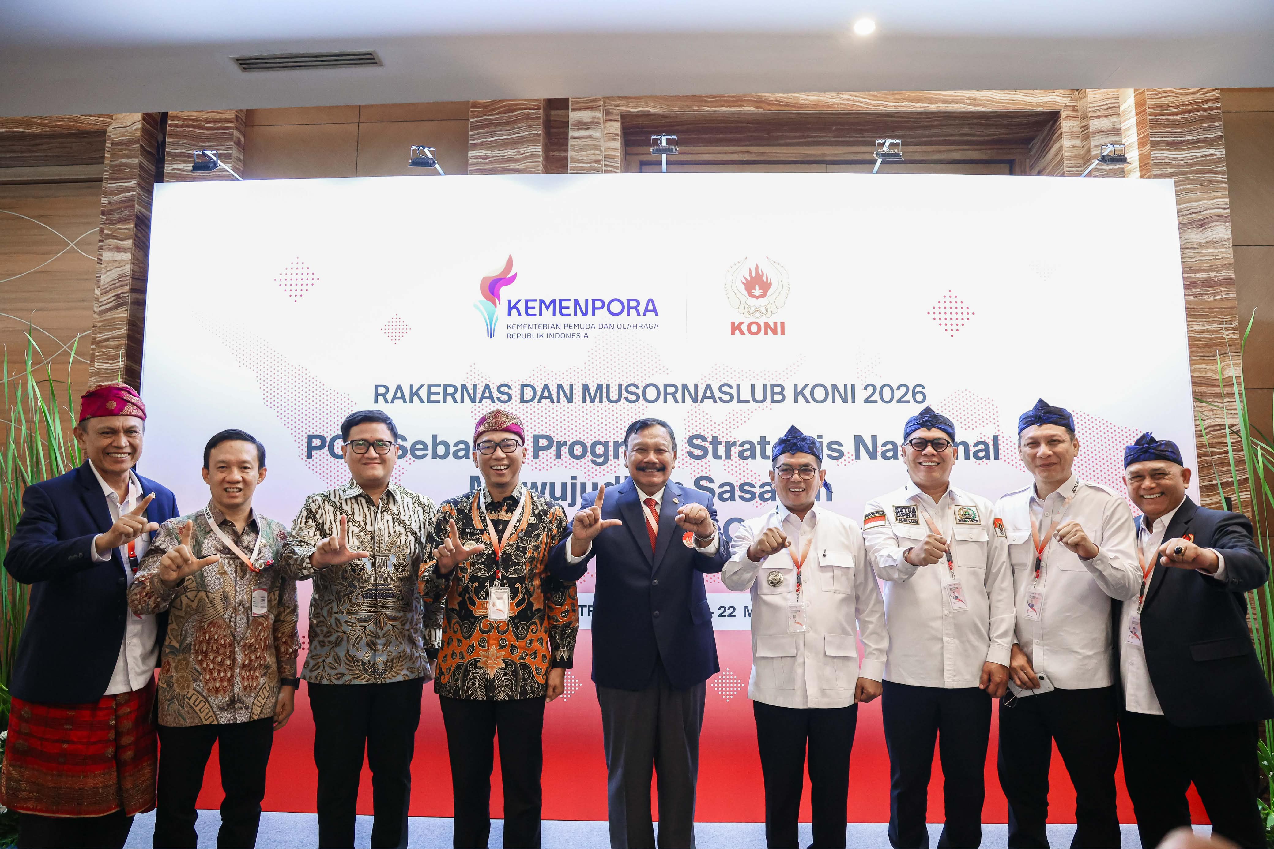 Gubernur Andra Soni (no 4 dari kanan) dan Sekretaris Provinsi Banten Deden Apriandhi (no 2 dari kanan) pada acara Rakernas KONI 2026 di Pullman Jakarta Central Park, Kamis (21/5/2026).