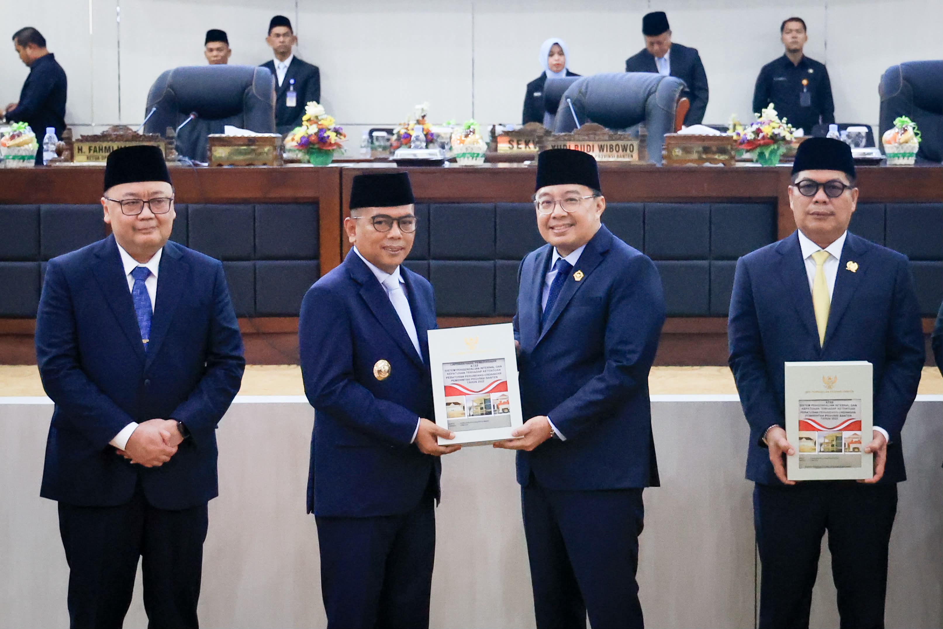 Gubernur Banten Andra Soni menerima langsung Laporan Hasil Pemeriksaan (LHP) dari Pimpinan V BPK RI Bobby Adhityo Rizaldi. Foto : Humas Pemprov