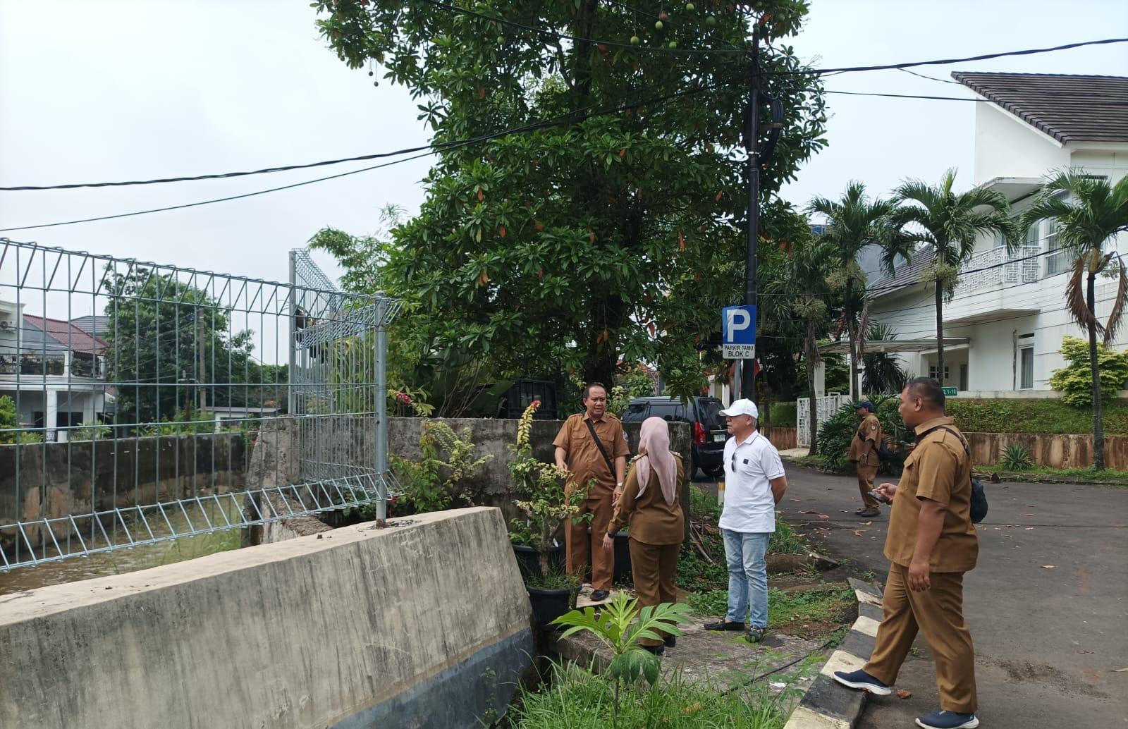 DSDABMBK bersama unsur kewilayahan saat mengecek lokasi longsor dan garis sempadan sungai di Perumahan Nerada.