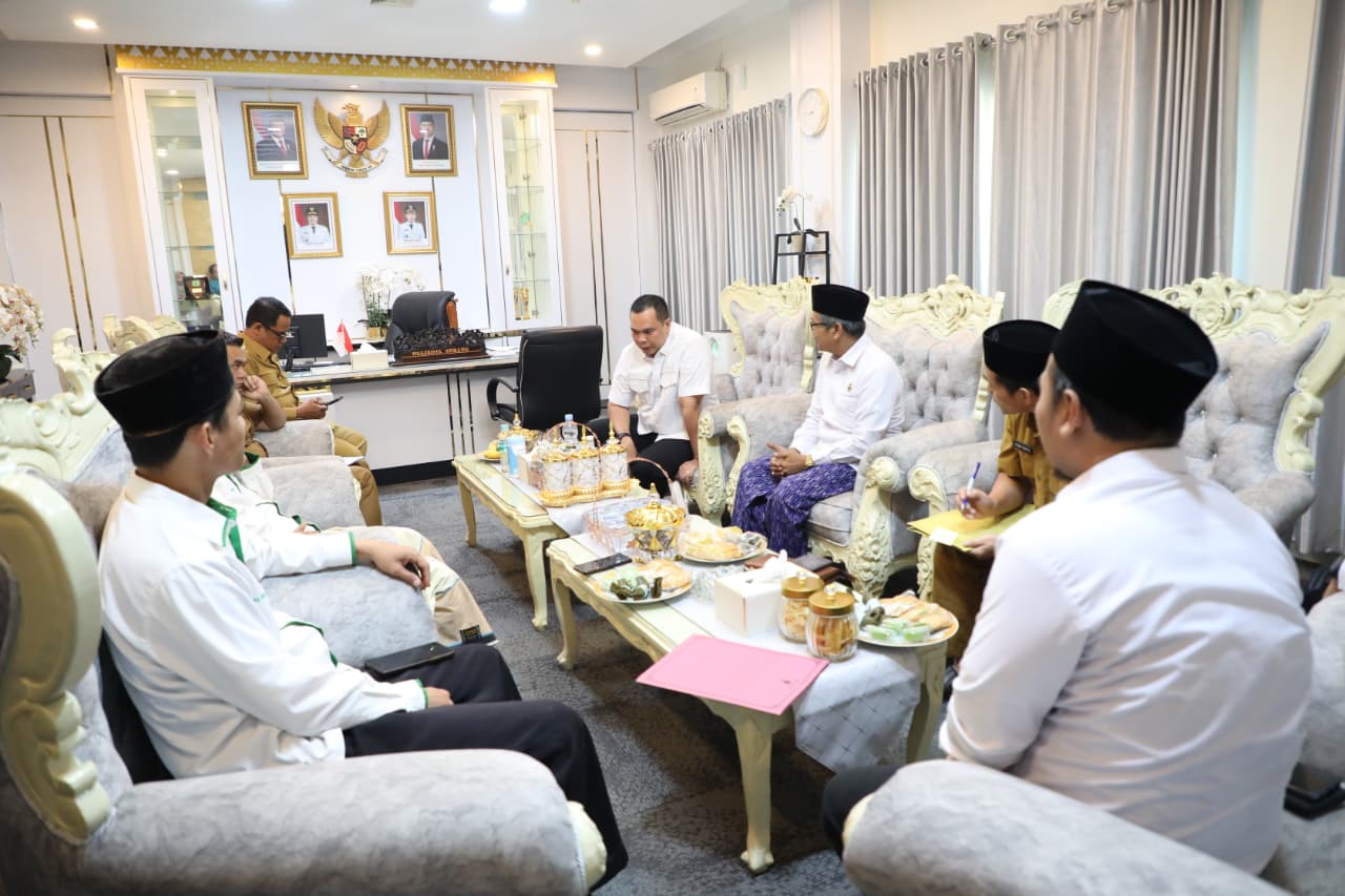 Wali Kota Serang, Budi Rustandi saat menerima kunjungan pengurus PCNU Kota Serang di ruang kerjanya, Selasa (12/5/2026).(Istimewa)