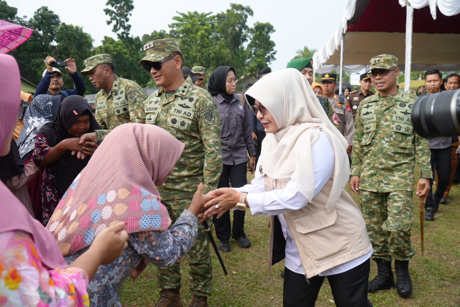Bupati Pandeglang, Raden Dewi Setiani saat menghadiri Program Karya Bakti TNI Kodim 0601 Pandeglang dilaksanakan di Desa Cibadak Kecamatan Cimanggu, Selasa (12/5/2026).(Istimewa)
