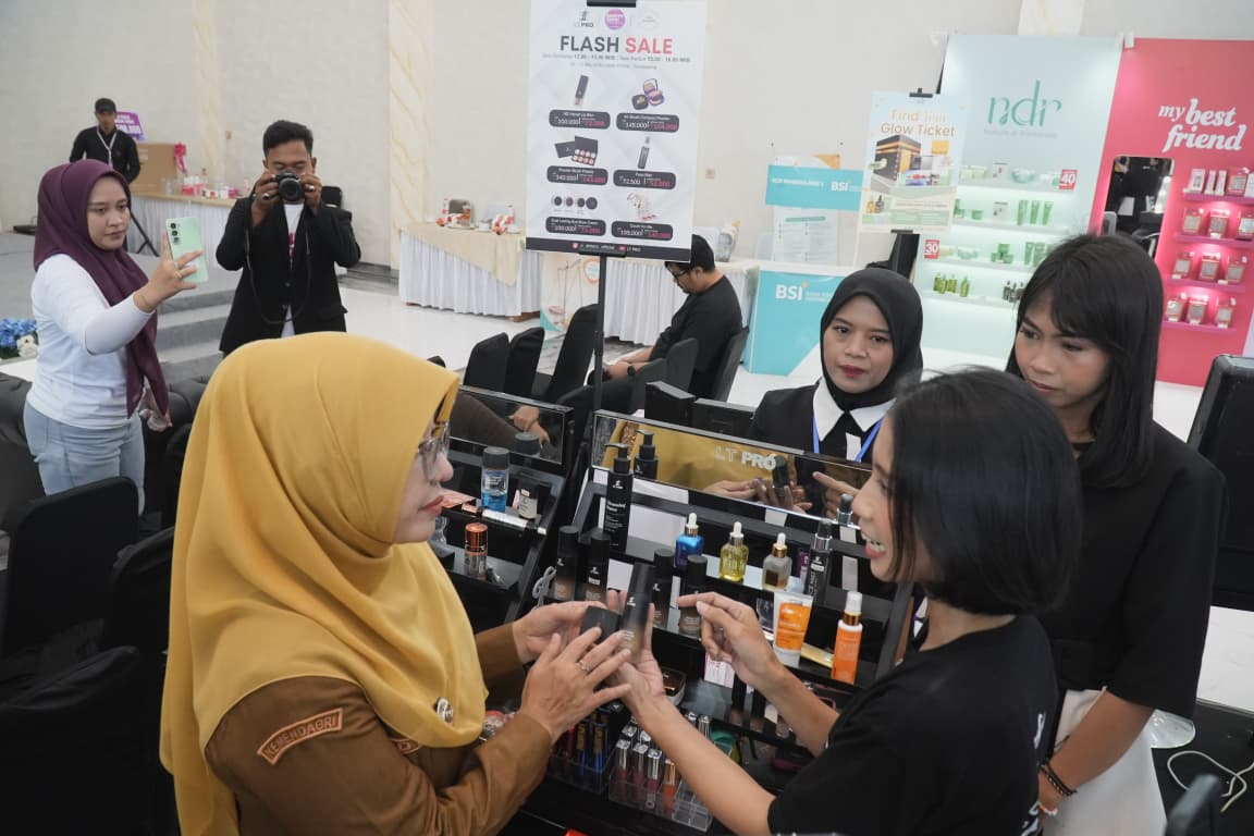 Bupati Pandeglang, Raden Dewi Setiani menghadiri kegiatan Workshop Arie Juno MUA Beauty Expo yang digelar di Gedung S’Rizky Pandeglang, Senin, (11/5/2026).