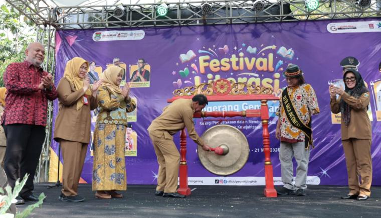 Moch. Maesyal Rasyid secara simbolis memukul gong tanda dibukanya Festival Literasi Tangerang Gemilang Tahun 2026 yang digelar di Area Parkir Sektor C Kompleks Perkantoran Dinas Perpustakaan dan Arsip (Disperpusip) Kabupaten Tangerang, Selasa (19/5).