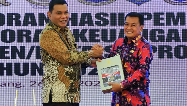 Bupati Tangerang, Moch. Maesyal Rasyid (kanan) secara simbolis menerima penghargaan atas capaian Opini Wajar Tanpa Pengecualian (WTP) ke-18 kali secara berturut-turut dari Badan Pemeriksa Keuangan (BPK) Republik Indonesia (RI) atas Laporan Keuangan Pemerintah Daerah Tahun Anggaran 2025.
