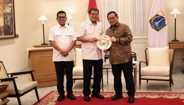 Bupati Tangerang, Moch. Maesyal Rasyid, saat menghadiri pertemuan strategis bersama Gubernur DKI Jakarta Pramono Anung dan Gubernur Banten Andra Soni.