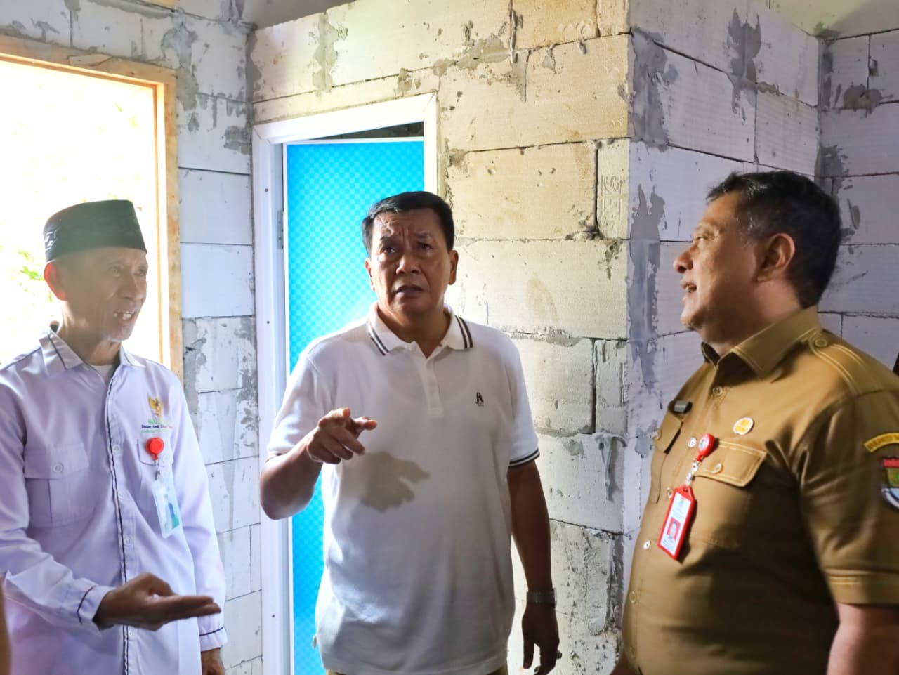 Bupati Tangerang, Moch. Maeysal Rasyid, tampak sedang memantau hasil program bedah rumah bagi warga kurang mampu di Desa Badak Anom, Kecamatan Sindang Jaya, Kabupaten Tangerang pada Selasa (12/5).