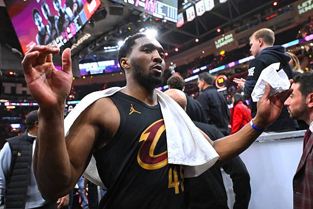 Donovan Mitchell memimpin serangan Cleveland Cavaliers saat menghadapi Toronto Raptors pada Game 7 playoff. Cavaliers memastikan kemenangan dan melaju ke semifinal Wilayah Timur usai menutup seri dengan skor 4-3. Foto : Ist