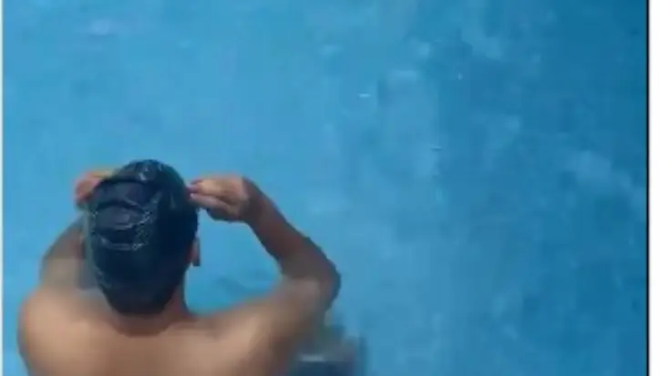 Menkeu Purbaya sedang berolahraga renang. Foto : Ist