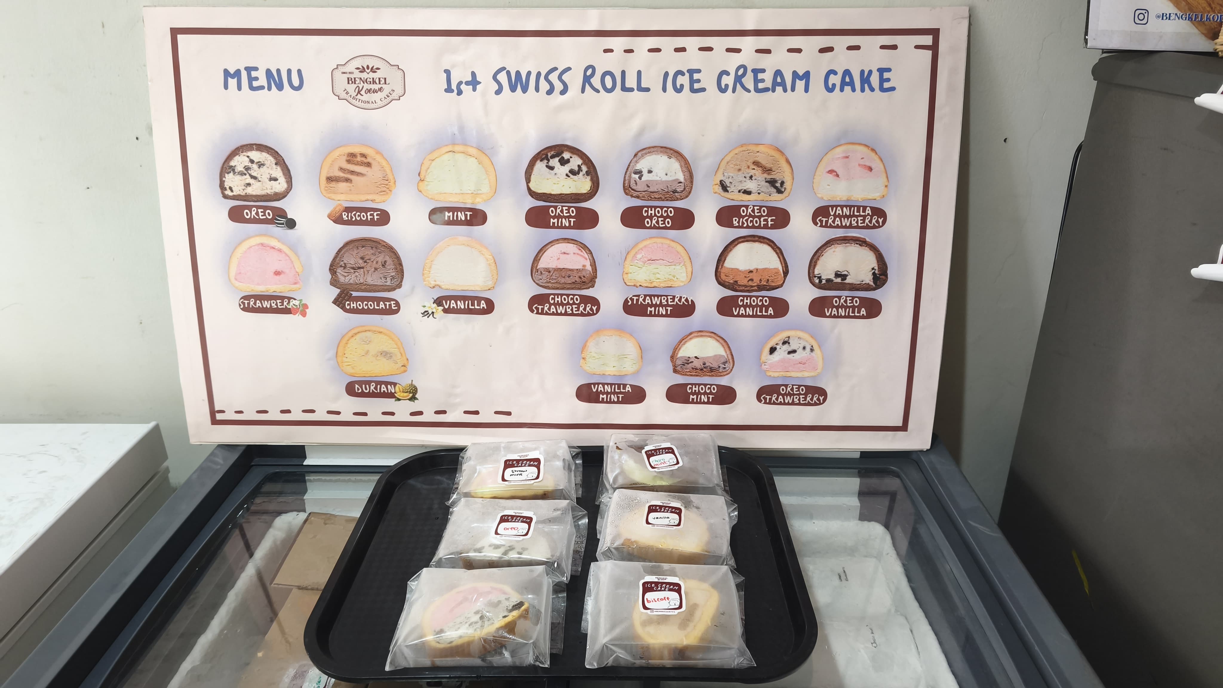 Beragam varian rasa ice cream cake dipajang di Bengkel Koewe, mulai dari cokelat, stroberi, hingga durian. Usaha rumahan ini menawarkan sekitar 18 pilihan rasa dengan harga seragam, serta diproduksi langsung secara homemade sebelum dipasarkan kepada pelanggan. Foto : Ist